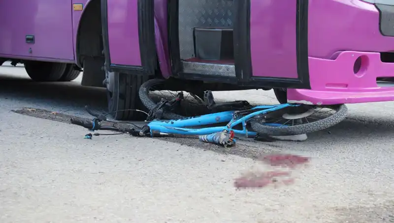 Bisikletle Oyuna Dalıp Otobüs Altında Kalan Çocuk: Korkutan Olay