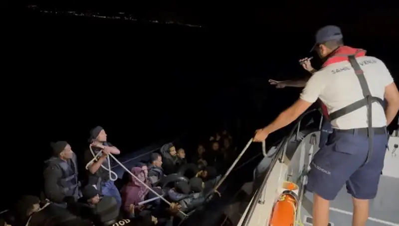 Çeşme'de Denizden Kurtarılan 42 Kaçak Göçmen: Dram Dolası Bir Kurtarma Operasyonu
