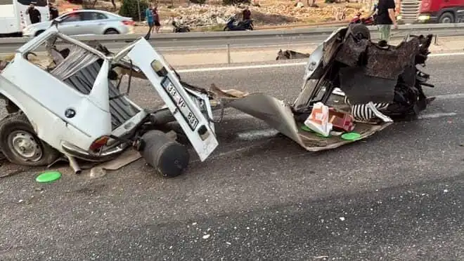 Trafik Kazası: Bariyere Çarpan Araçta Bir Ölü, Bir Yaralı