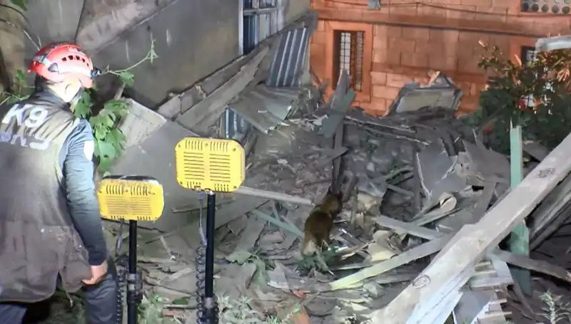 İstanbul'da Deprem Sonrası Çöken Bina: Sarsıntının Ardından Ne Olacak?