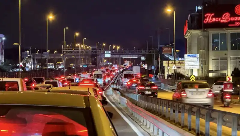 Yenibosna Metrobüs Yaya Üst Geçidinde Güvenli Geçişler İçin Önemli Çalışmalar Başladı