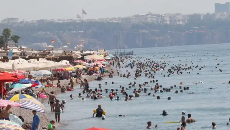 Antalya'da Yazın Sıcaklık Rekorları: Deniz Su Isısı Şaşırtıyor!