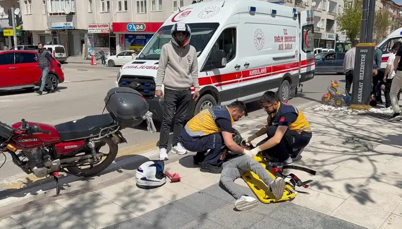Aksaray'da Motosiklet Kazası: İki Kişi Yaralandı, Olay Yeri Kayıt Altında