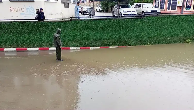 Aydın'da Sağanak Yağışlar Hayatı Felç Etti: Alt Geçitleri Su Bastı