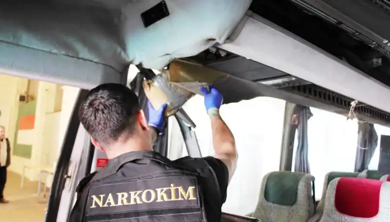 Sınırda Şok: Otobüs İçinde 77 Kilo Uyuşturucu Ele Geçirildi!