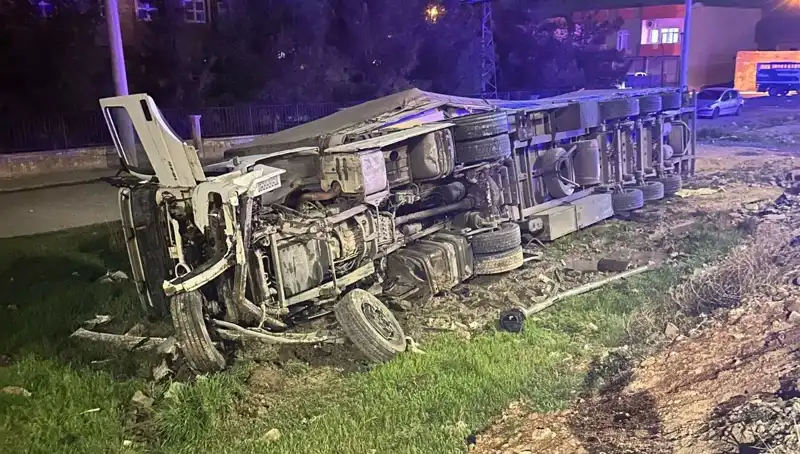 TIR Devrildi: 6 Yaralı, Olay Yerinde Meraklı Kalabalık Oluştu