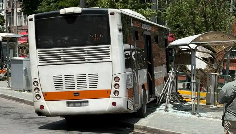 Belediye Otobüsü Tramvay Durağına Dalmakta Ne Kadar Tehlikeli?