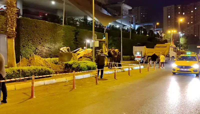 AVM Girişinde Doğalgaz Paniği: Alışverişçiler Panik İçinde Sokağa Döküldü