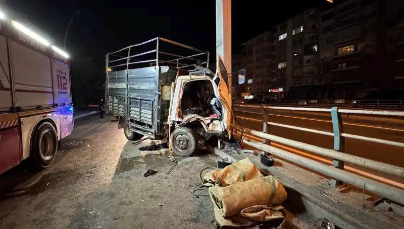 Kamyonet Yön Tabelasına Çarptı: Sürücü Yaralandı, Olayın Ayrıntıları Şok Etti