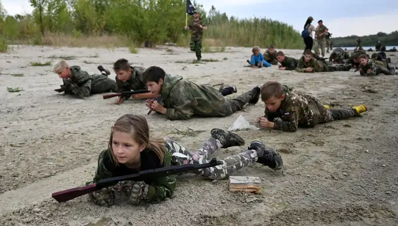 Rusya'nın Çocuk Askerleri: 8 Yaşında Savaşmaya Hazır mı?