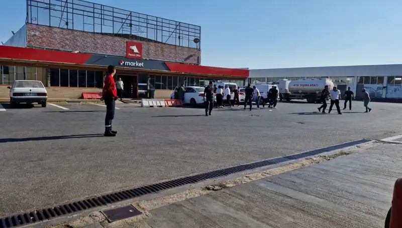 Akaryakıt İstasyonunda Büyüyen Gerilim: Omuz Atma Kavgası İki Aileyi Karşı Karşıya Getirdi