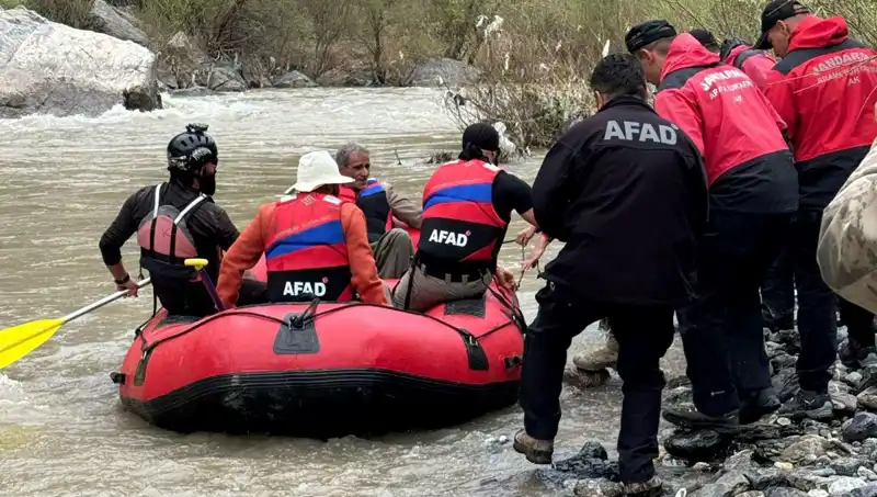 Zap Suyu Kenarında Mahsur Kalan 4 Kişi Kurtarıldı, Detaylar Şok Edici