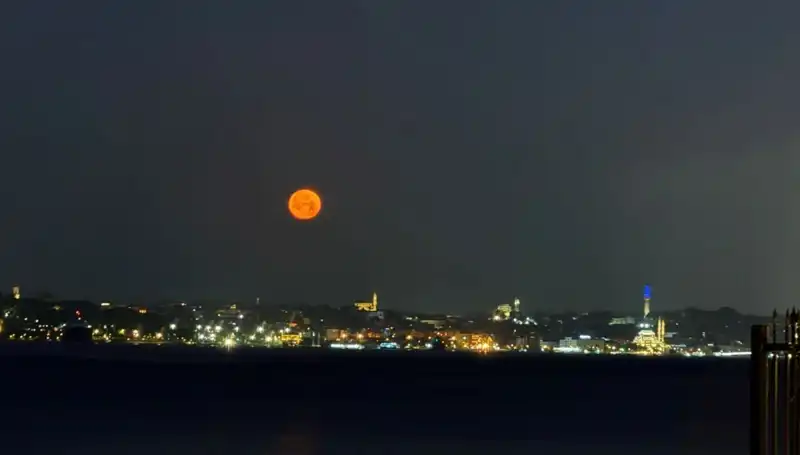İstanbul'da Çilek Dolunayı: Göz Alıcı Manzaralar ve Etkileyici Anlar