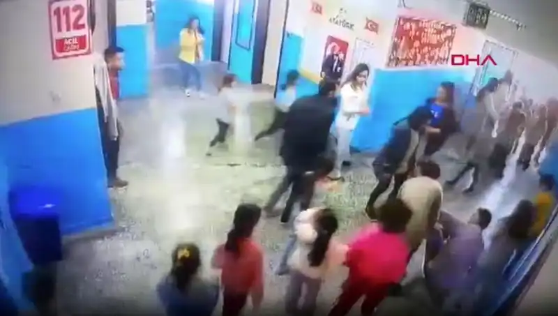 Okulda Bayılan Öğrenciyi Müdür Yardımcısı Kurtardı: Dramatik Anlar Yaşandı