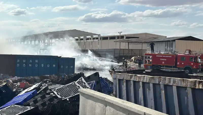 Aksaray’daki Geri Dönüşüm Fabrikasında Korkutan Yangın: Can ve Mal Kaybı Var mı?