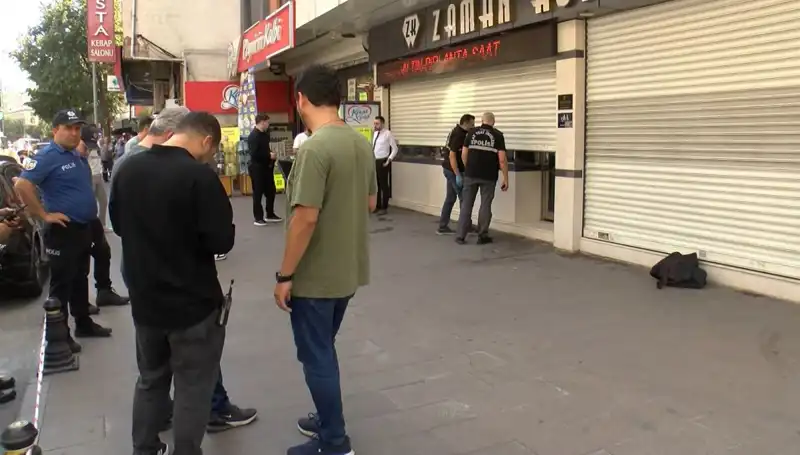 Güpegündüz Cadde Ortasında Kuyumcuya Hızla Girdi: Soygun Anları Kamerada!