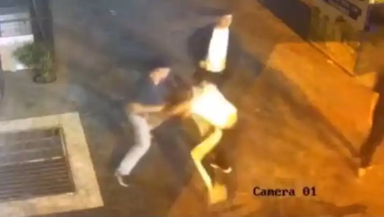 İstanbul Sokaklarında Tekmeli Yumruklu Kavga: O Anlar Kameraya Yansıdı