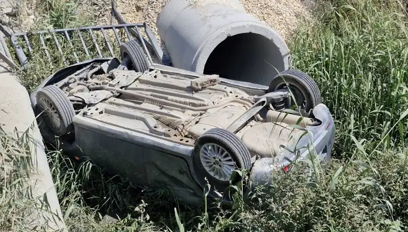 Pikapla Çarpışan Araç Su Kanalına Devrildi: İki Yaralı!