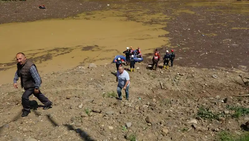 Trabzon'da Sel Felaketi: Evindeki Su ile Mücadele Eden Adamın Dramı