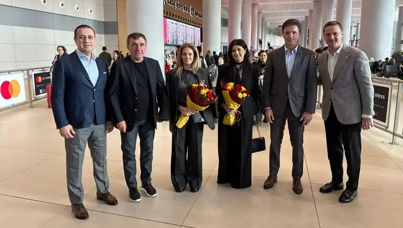 Hagi ve Popescu, İstanbul’da Futbolseverlerle Buluşuyor: Tarihi Anlar Yeniden Canlanıyor