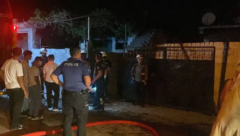 Ailesinin Evini Yakan Genç, Linçten Polisiyle Kurtarıldı!