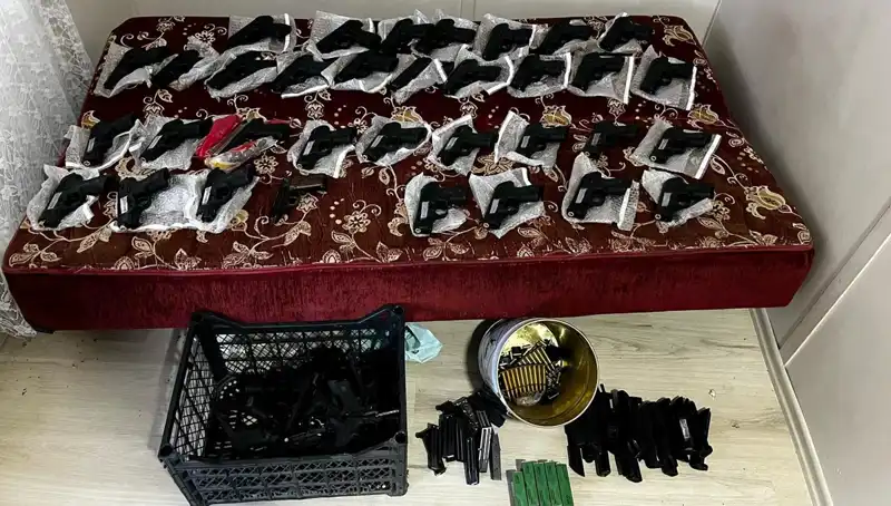 Gaziantep'te Görülmemiş Silah Operasyonu: 45 Silah ve El Bombası Ele Geçirildi