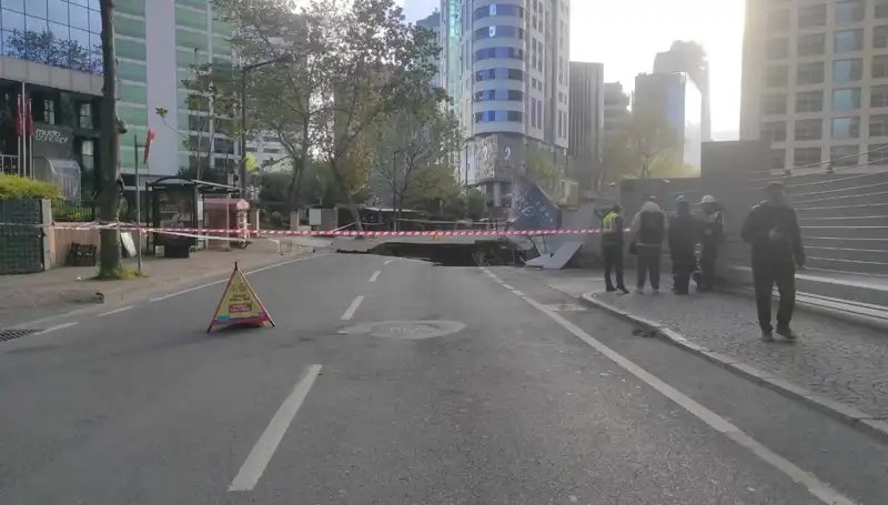 Sarıyer'de Şok Gelişme: Cadde Çöktü, Trafik Kilitlendi!