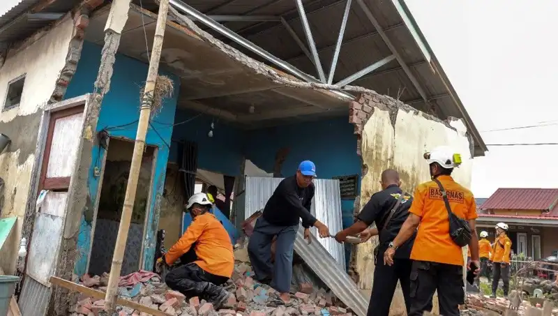Endonezya'da Şiddetli Deprem: 5,7 Büyüklüğünde Sarsıntı Hayatı Olumsuz Etkiledi
