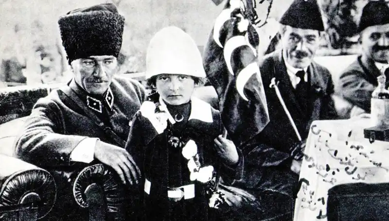 Unutulmaz Fotoğrafın Arkasındaki Gizem: O Şapka Nasıl Bir Bayrama Dönüştü?