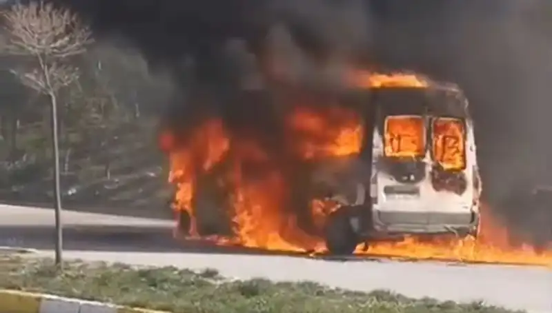 Havalimanında Korkutan Olay: Servis Aracı Alev Alev Yandı!
