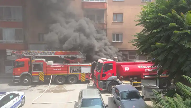Niğde'de Beyaz Eşya Deposunda Büyük Yangın: İki Yaralı, Maddi Hasar Bahsi Geçiyor