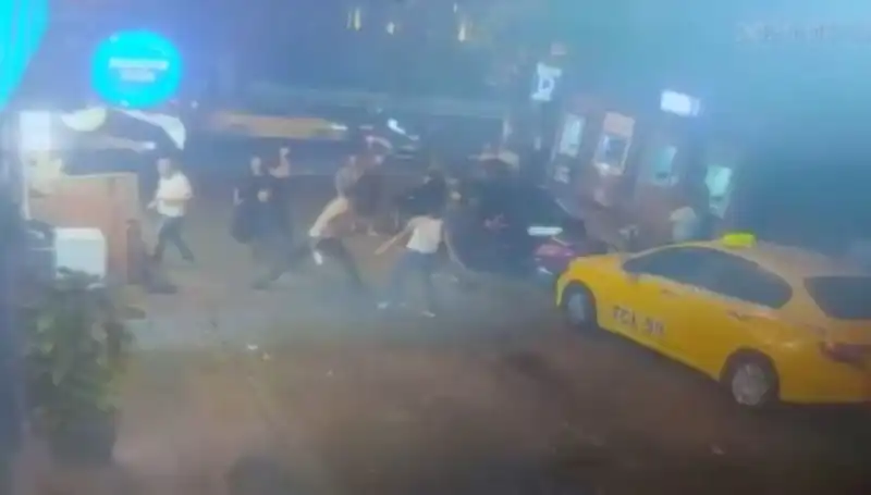 Beyoğlu’nda Laf Atma Kavgası: Yarıda Kalan Sohbet Şiddete Dönüşünce Kan Döküldü!