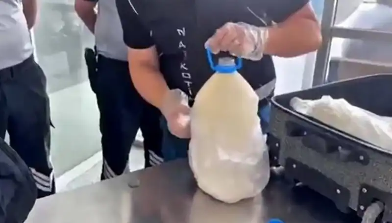 Havalimanında Sır Dolu Süt Şişesi: 12 Kilo 800 Gram Narkotik Ele Geçirildi