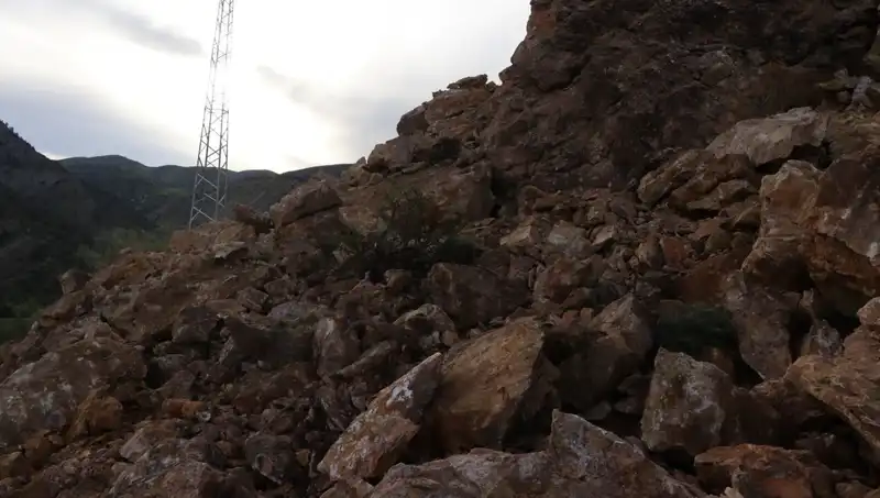 Erzurum'da Dev Heyelan: Yolu Kapatan Kayalar Panik Yaratıyor