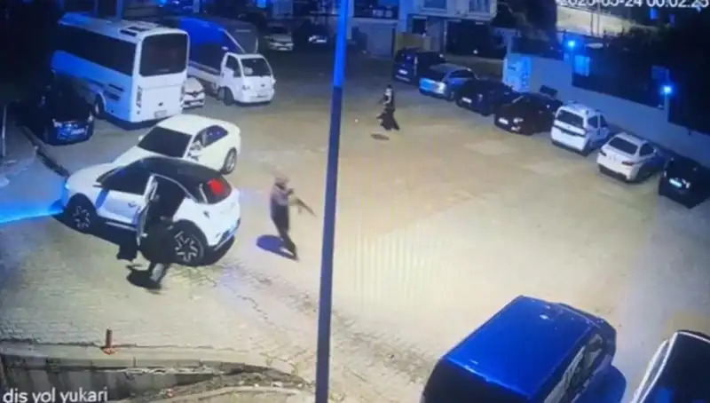 Kağıthane'de Maskeli Saldırganların Kalaşnikoflu Dehşeti: Olayın Ardındaki Gerçekler