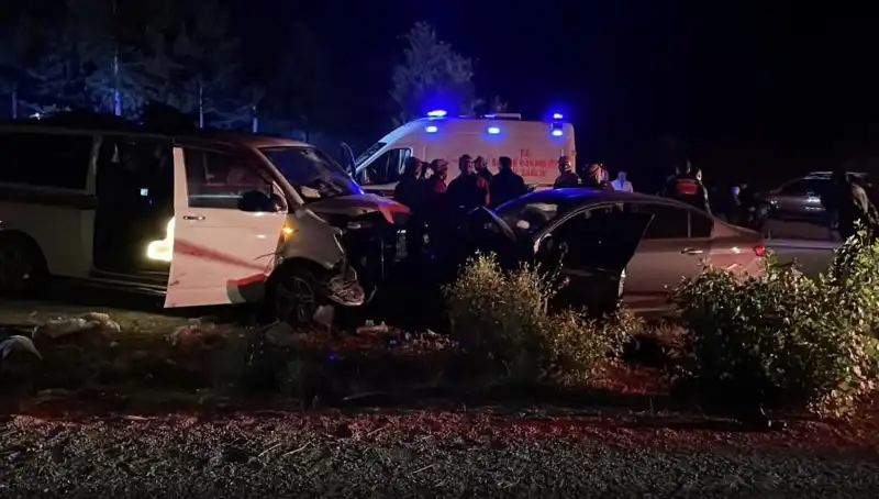 Trafikte Korkunç Ters Yön Faciası: Kafa Kafaya Çarpışma Sonucu Yaralı ve Ölüler Var