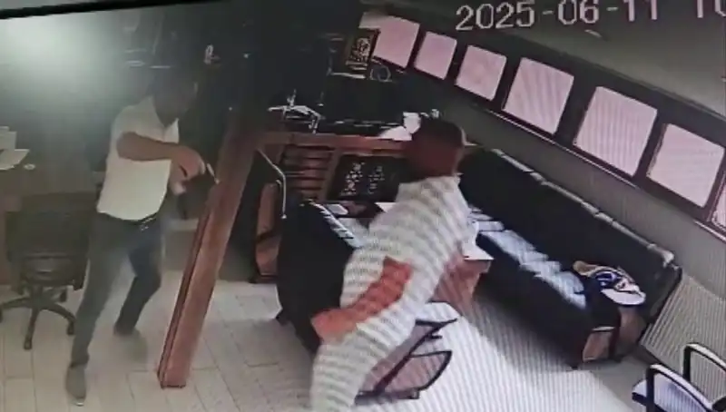 Alacak Verecek Meselesi Kanlı Bitti: Kalfa, Patronunu Öldürdü!