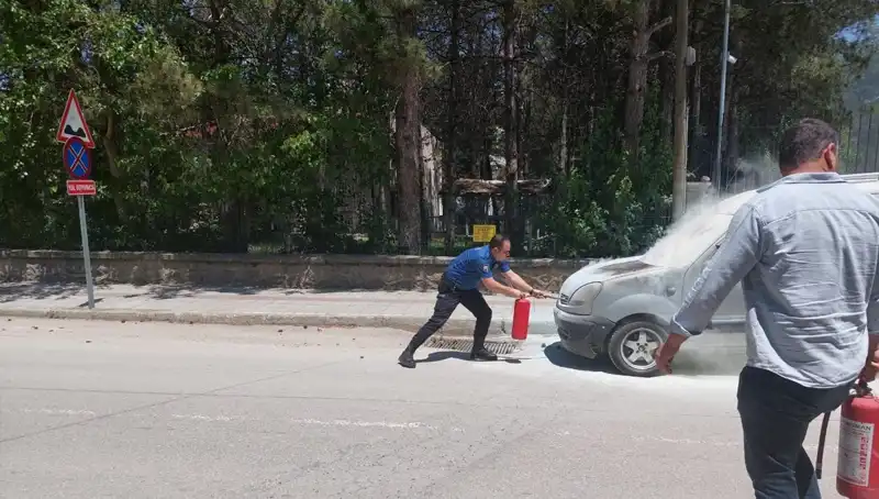 Emniyet Binası Önünde Korkutan Yangın: Araç Alev Alev Yandı!