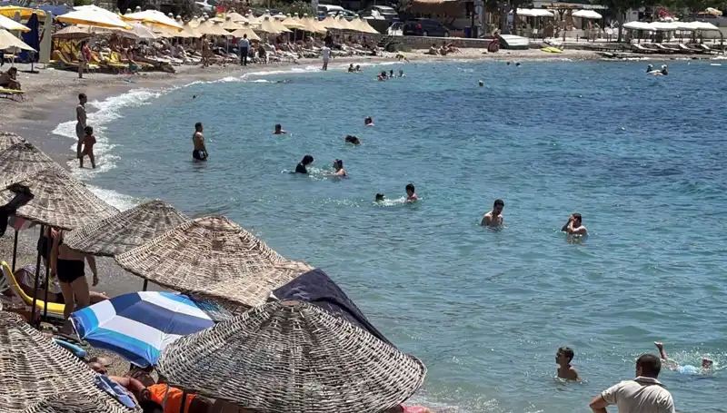 Sıcak Havalara Yenik Düşenler: Plajlar Dolu, Sıcaklık Rekor Kırıyor