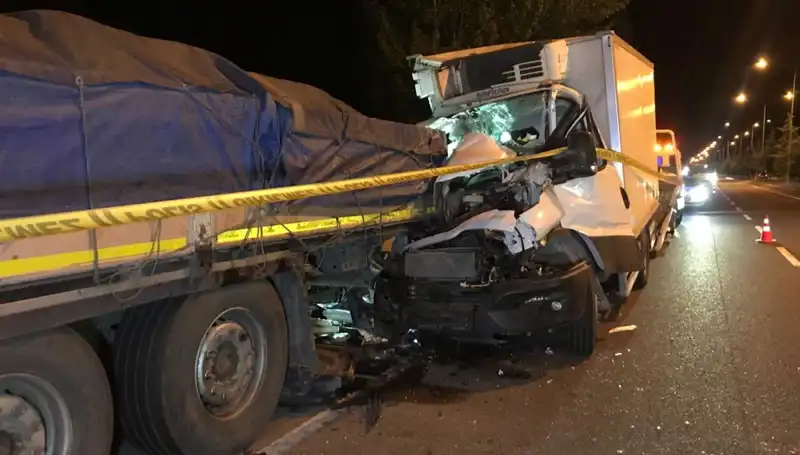 Park Halindeki Tıra Arkadan Çarpan Kamyonet Kazası: 1 Ölü, 1 Yaralı