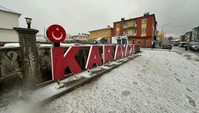 Temmuz Ayında Yollar Beyaza Büründü: Sürücülerin Hazırlıksız Yakalandığı Kar Sürprizi
