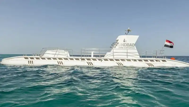 Kızıldeniz'de Denizde Kayıp: 44 Turist Taşıyan Denizaltı Batıyor!
