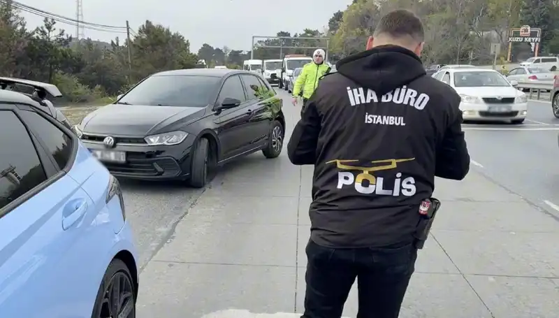 Emniyet Şeridini İhlal Eden Şoför, Suçunu Yolda Araçla İfşa Etti