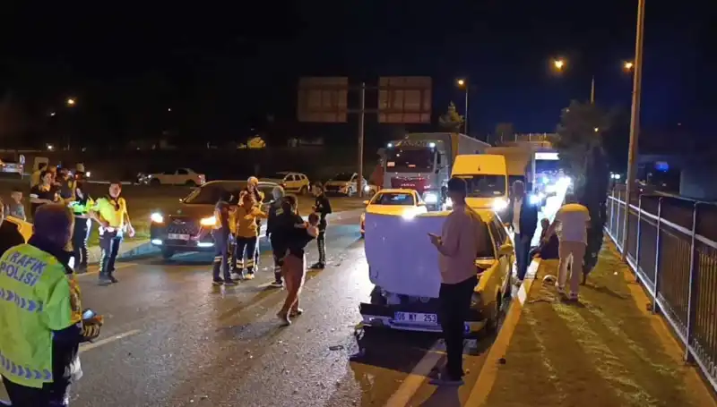 Otoyolda gerçekleşen geri dönüş kazasında 4 yaralı, ikisi çocuk!