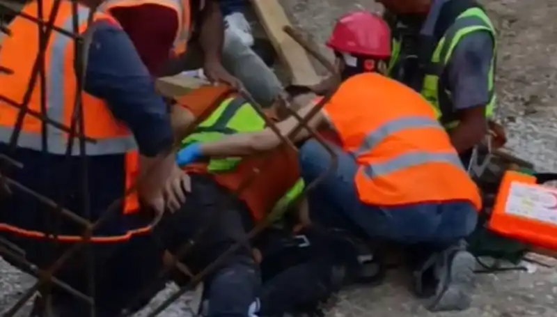 Adana'da İnşaat Kazası: İki İşçi Yaralandı, Hayat Mücadelesi Veriyor