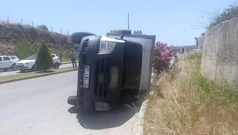 Hafif Ticari Araç, Kamyonete Çarptı: Kaza Sonrası Şok Olaylar!