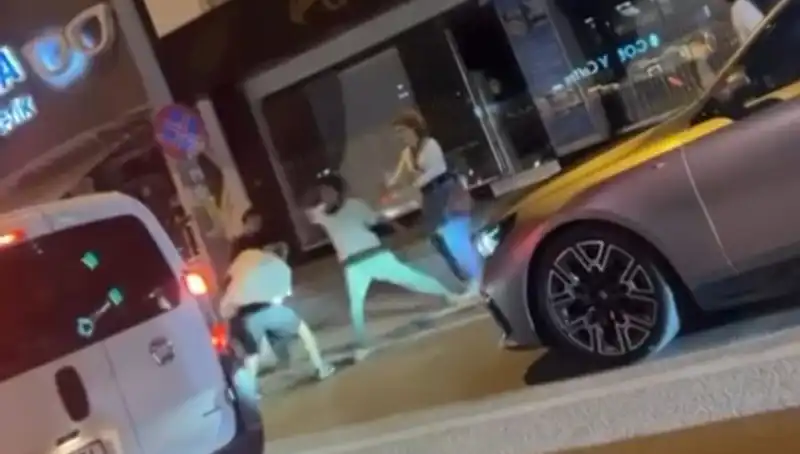 Cadde Boks Ringine Dönüştü: Şehrin Merkezinde Tam Bir Kaos Hakim!