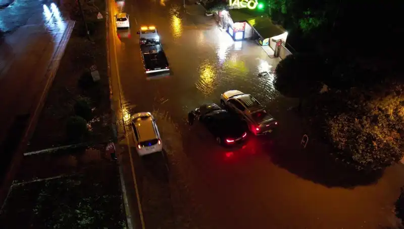 Adana’da Gelen Sağanak Yağmur Hayatı Durdurdu: Cadde ve Yollar Sular Altında Kaldı