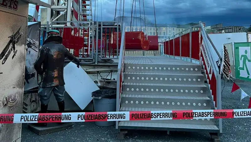 Dönen Salıncak Reklam Direklerine Çarptı: Neyin Başı Dayanacak?