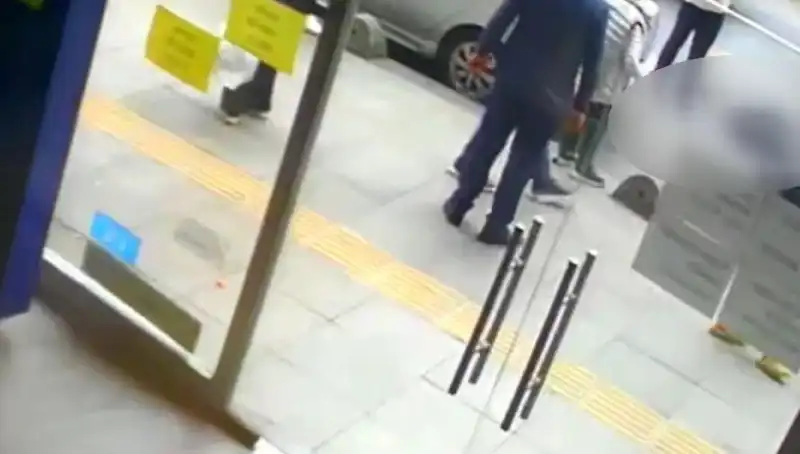 Esenler'de Feci Kaza: Hafriyat Kamyonu Aracın Üzerine Düştü!